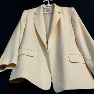 Vintage Cream Low Pocket Blazer!